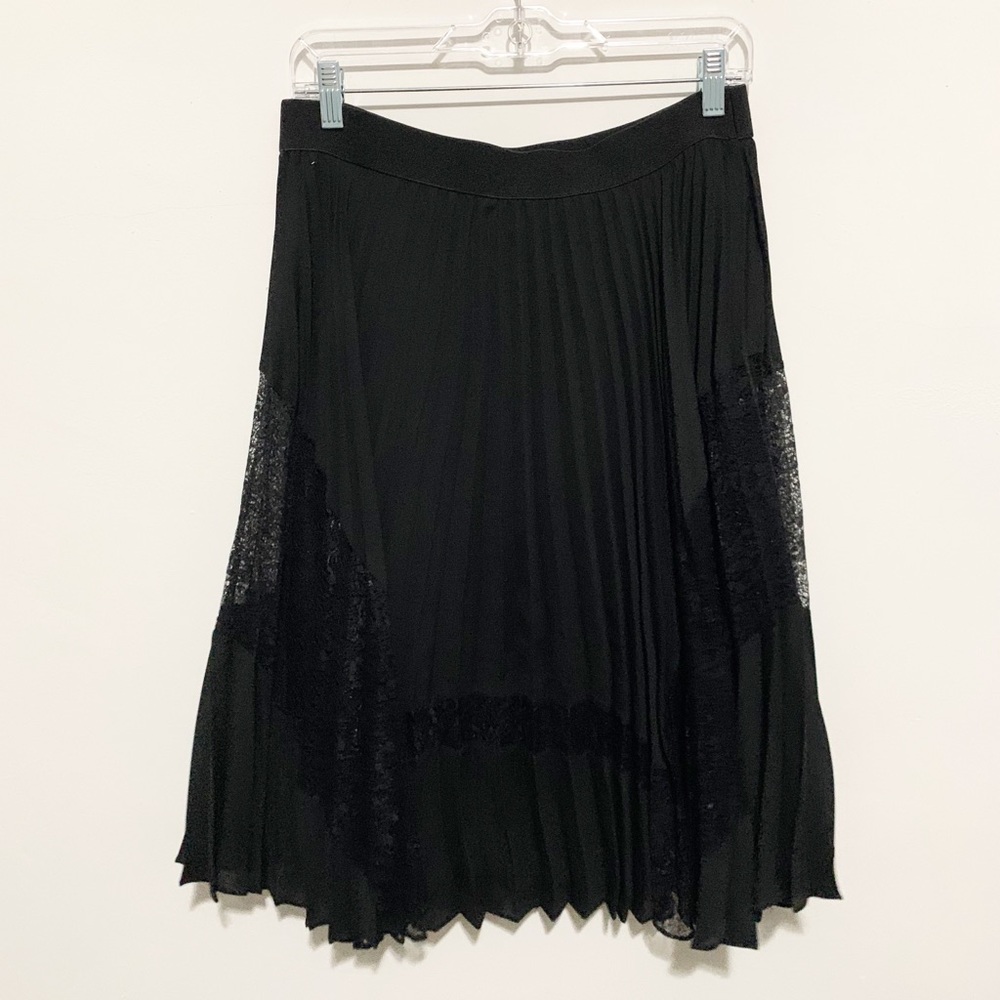 Black pleated skirt with lace